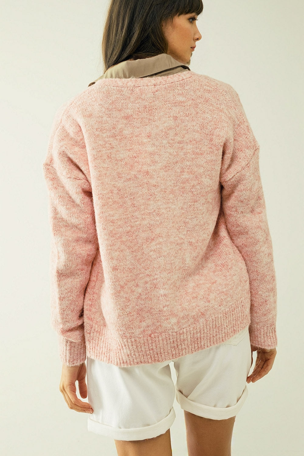 cardigan en tricot rose avec large col en V et fermeture à boutons