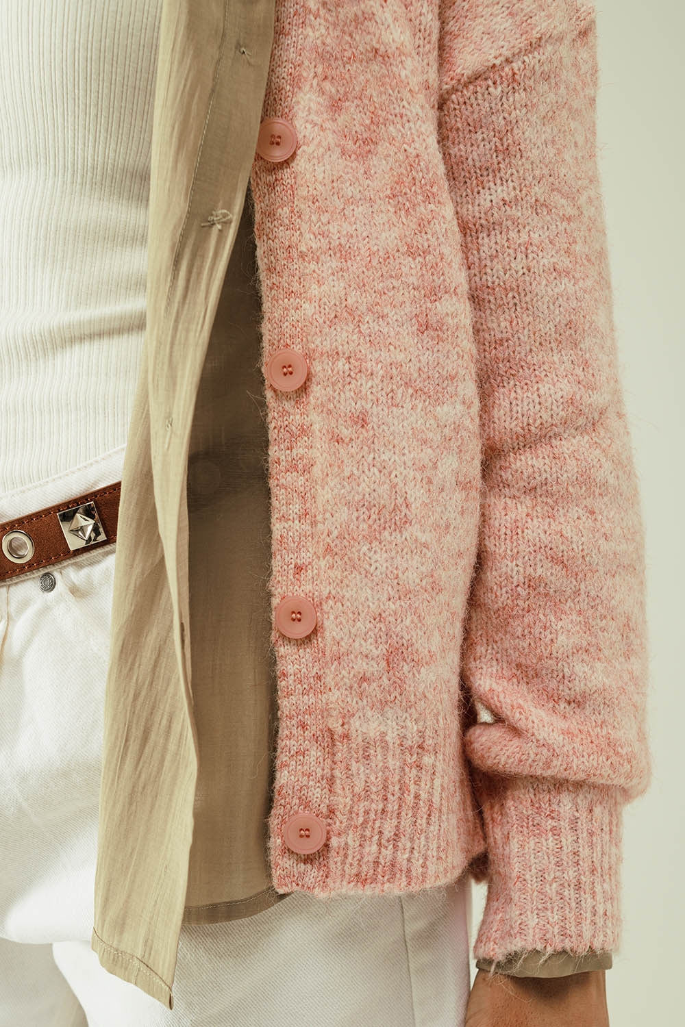 cardigan en tricot rose avec large col en V et fermeture à boutons