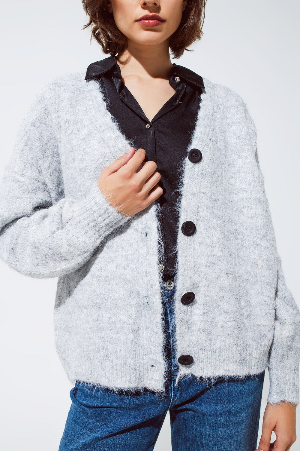 Cardigan gris à col en V profond avec détail en dentelle