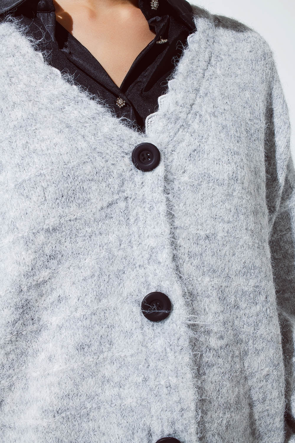 Cardigan gris à col en V profond avec détail en dentelle