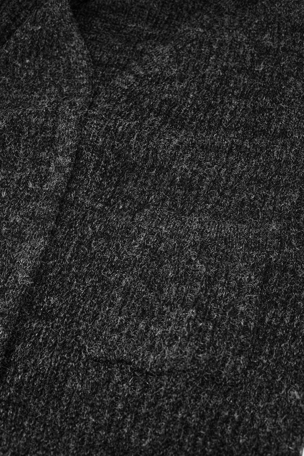 cardigan gris foncé à grosses mailles avec poches