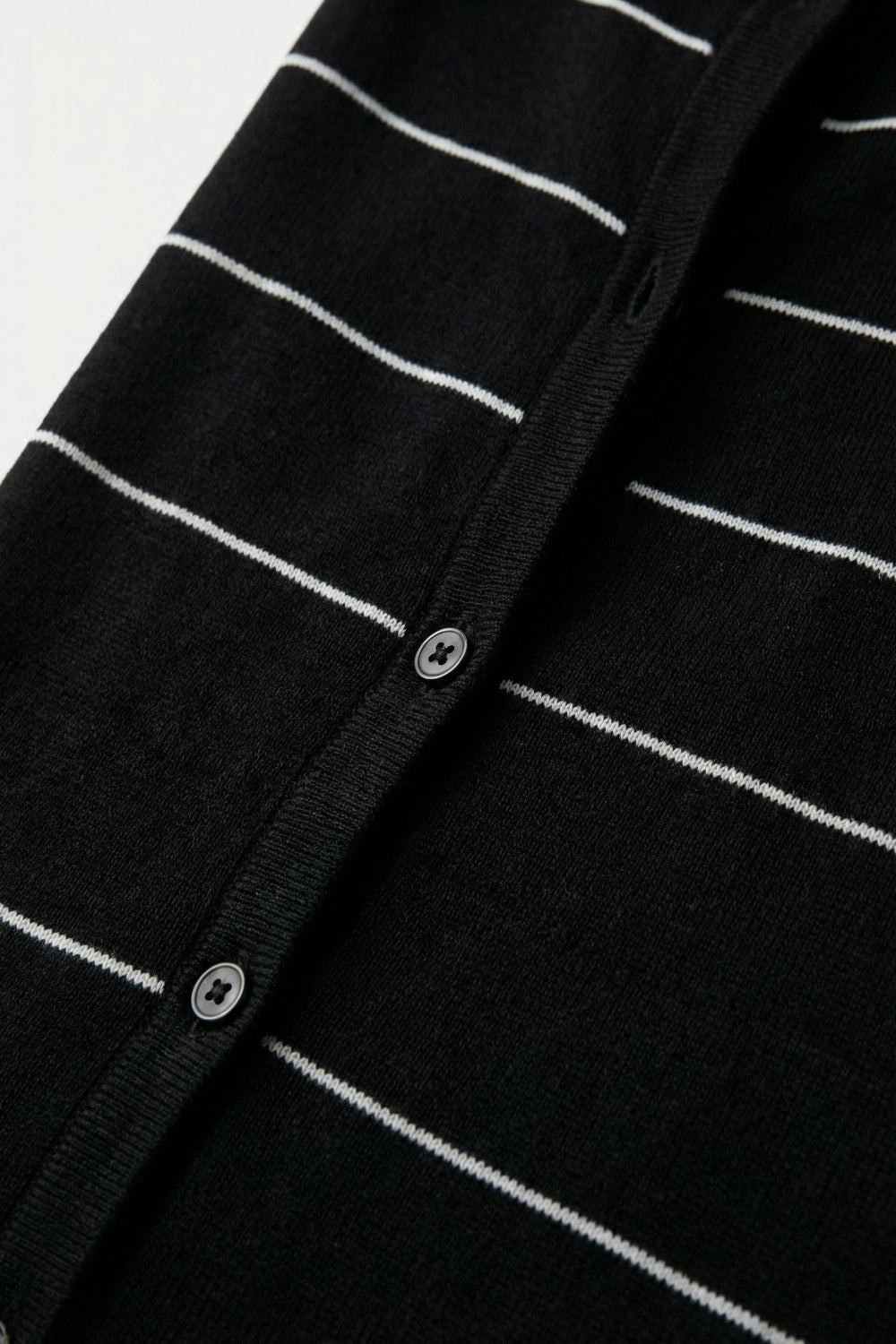 Cardigan léger à rayures avec boutons en noir
