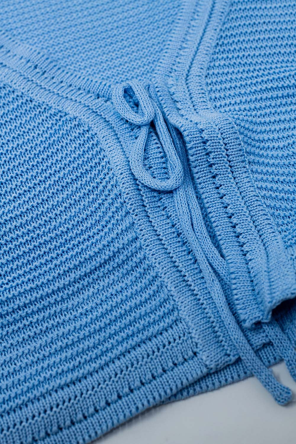 Cardigan long en maille à manches cloche en bleu avec détails de nœuds