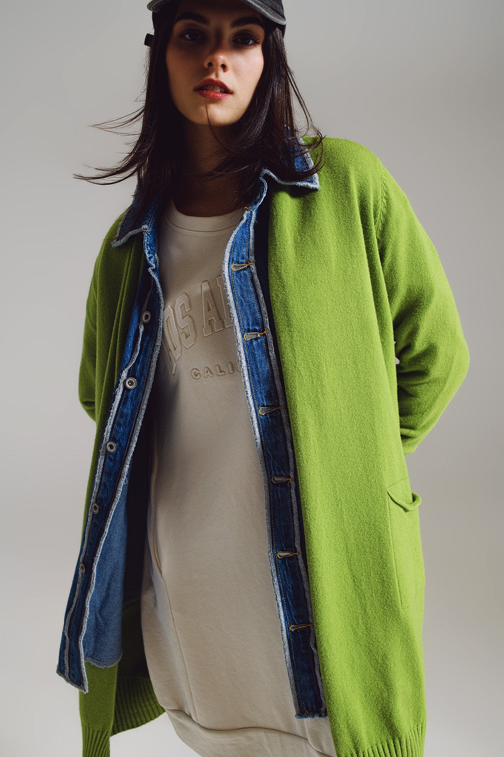 Cardigan long vert avec poches pliées