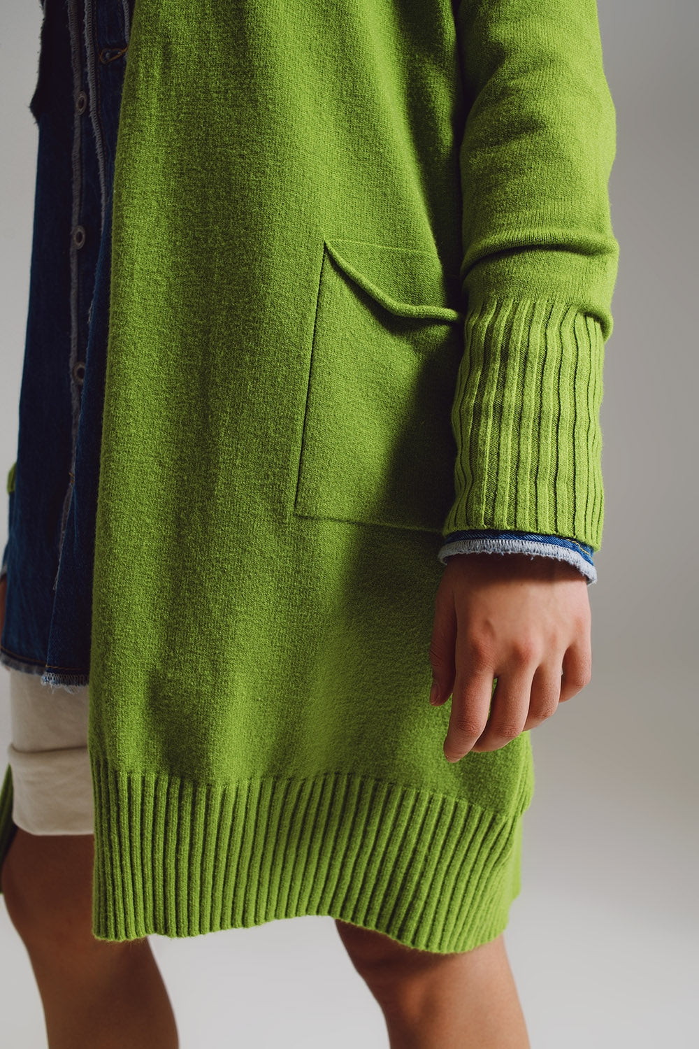 Cardigan long vert avec poches pliées