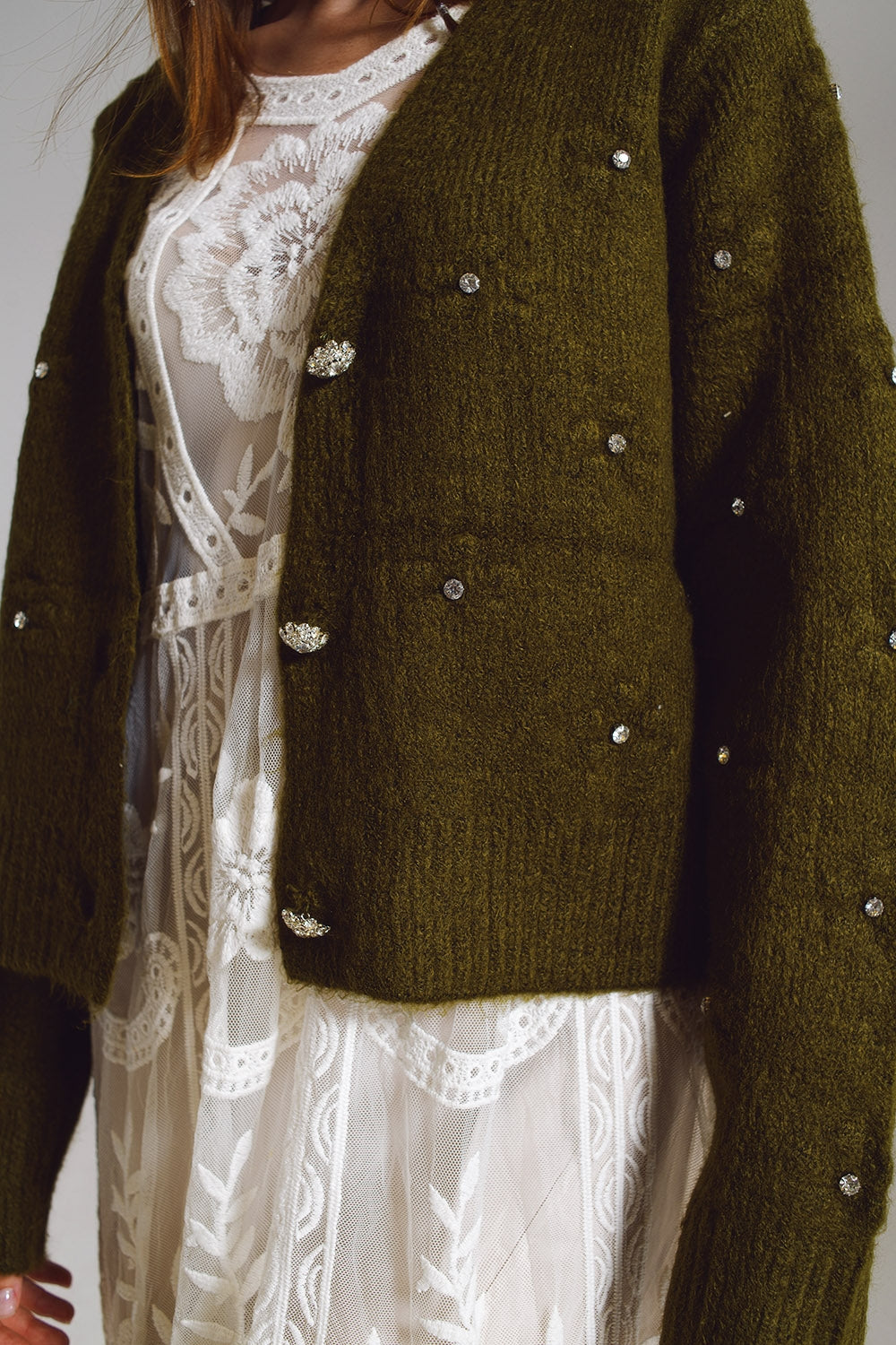 Cardigan marron avec des fleurs tricotées et des détails ornés en vert militaire