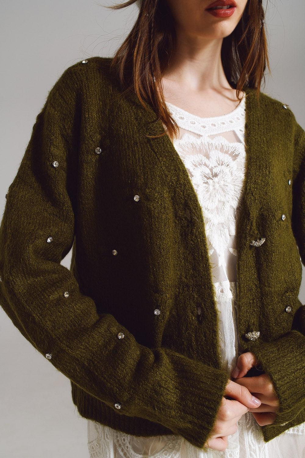 Cardigan marron avec des fleurs tricotées et des détails ornés en vert militaire