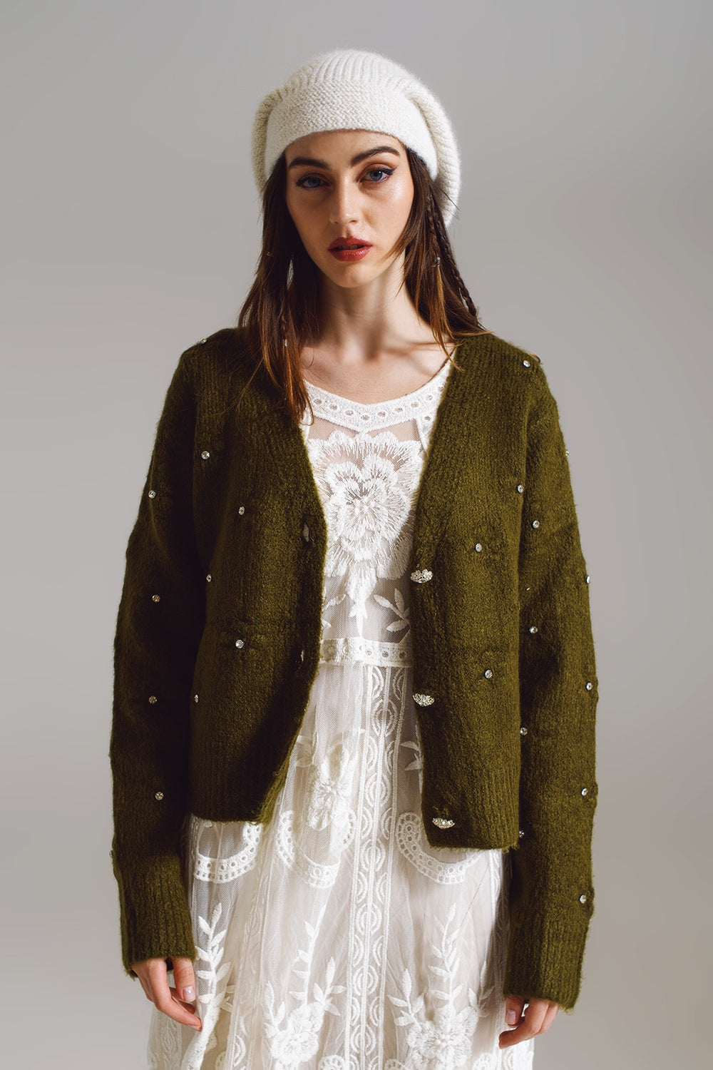 Cardigan marron avec des fleurs tricotées et des détails ornés en vert militaire