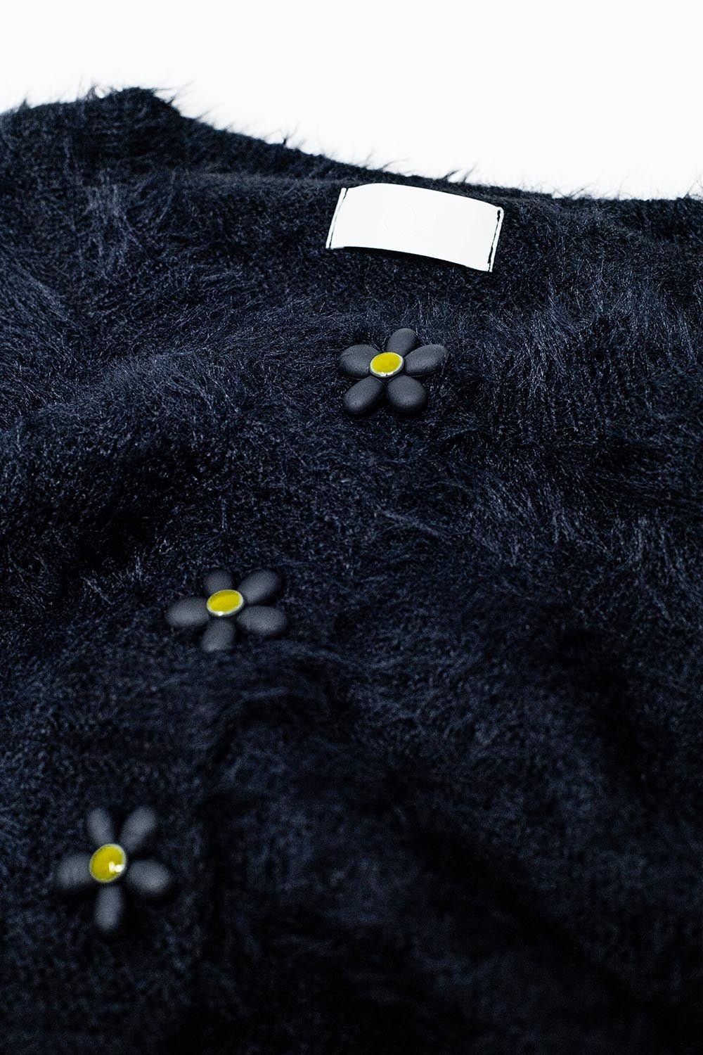 Cardigan noir court et moelleux avec boutons à fleurs
