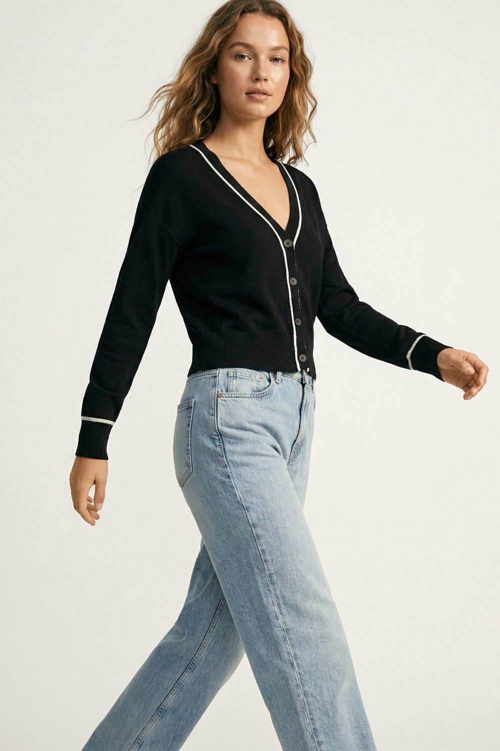 Cardigan noir en maille fine avec bordure contrastée en blanc