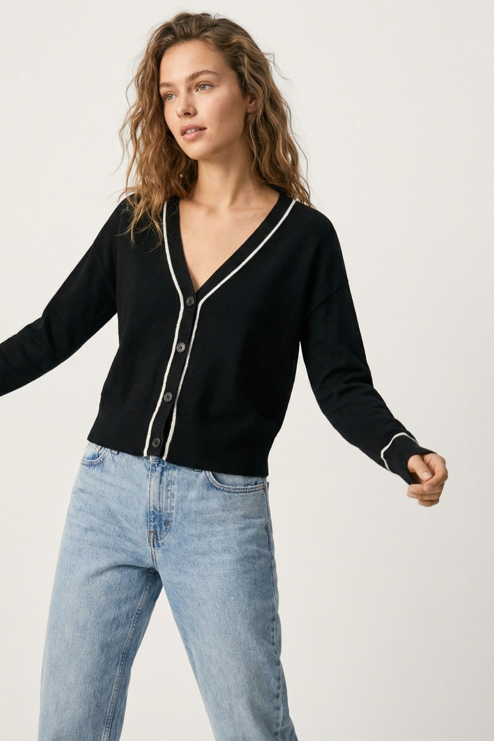 Cardigan noir en maille fine avec bordure contrastée en blanc