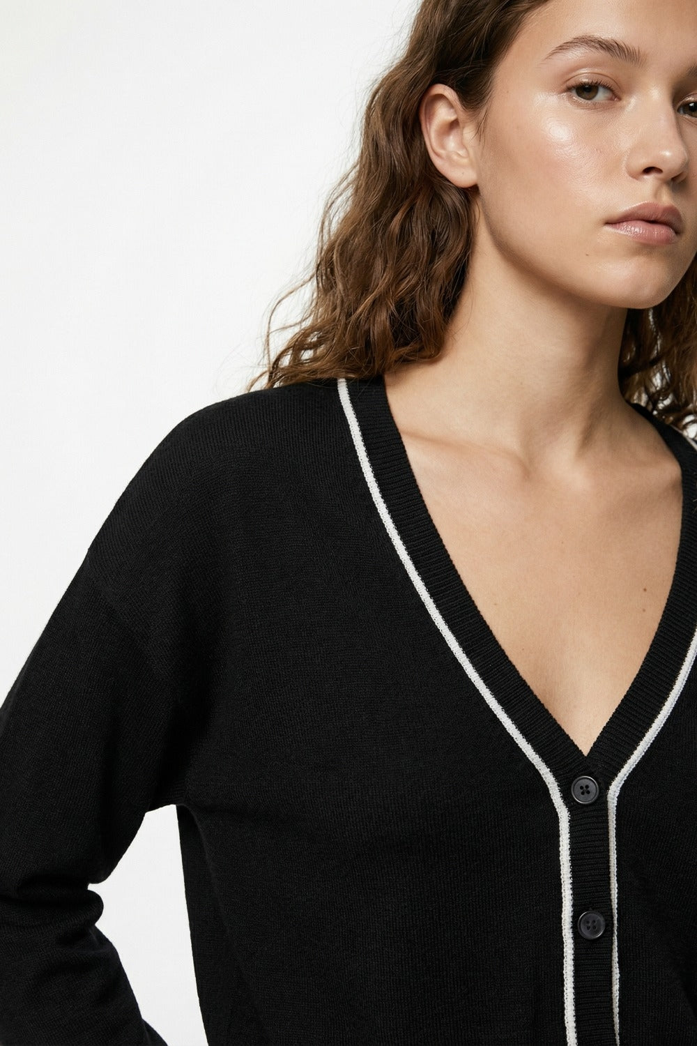 Cardigan noir en maille fine avec bordure contrastée en blanc