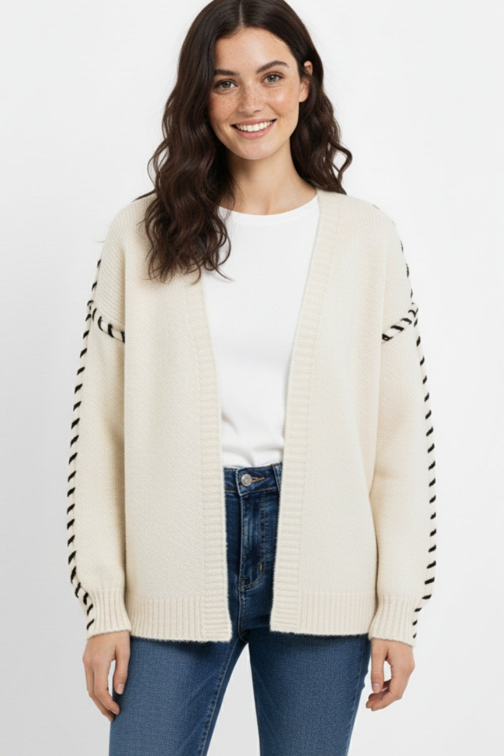 Cardigan ouvert crème avec bordure noire en maille épaisse