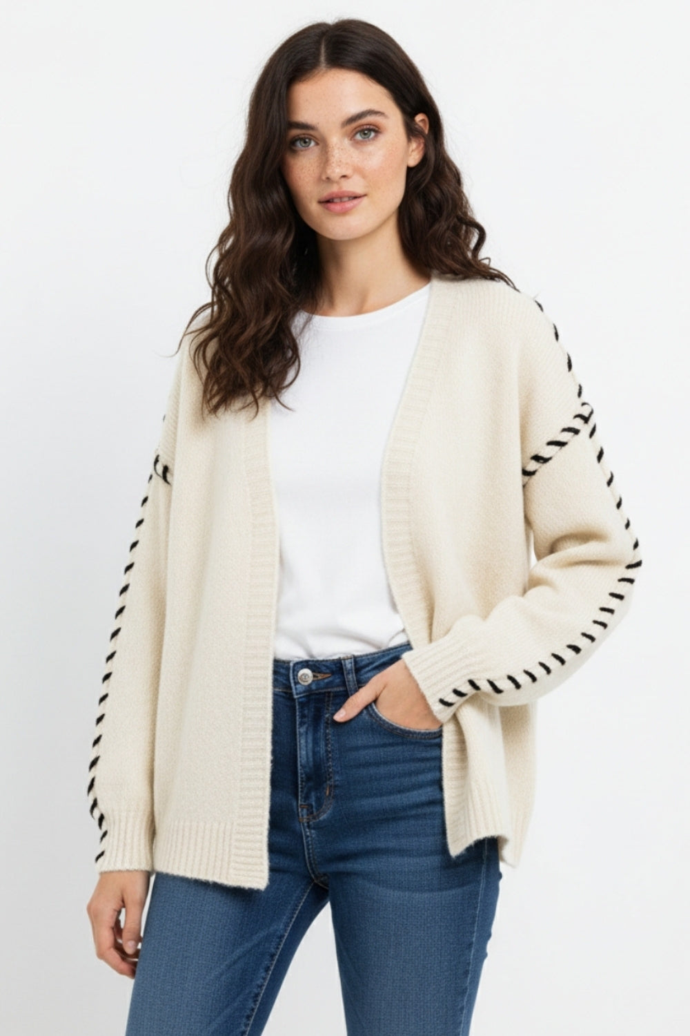 Cardigan ouvert crème avec bordure noire en maille épaisse