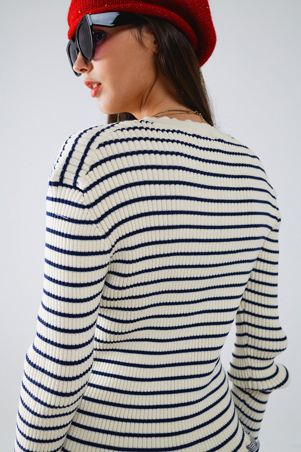 Cardigan rayé en crème avec bordure à volants