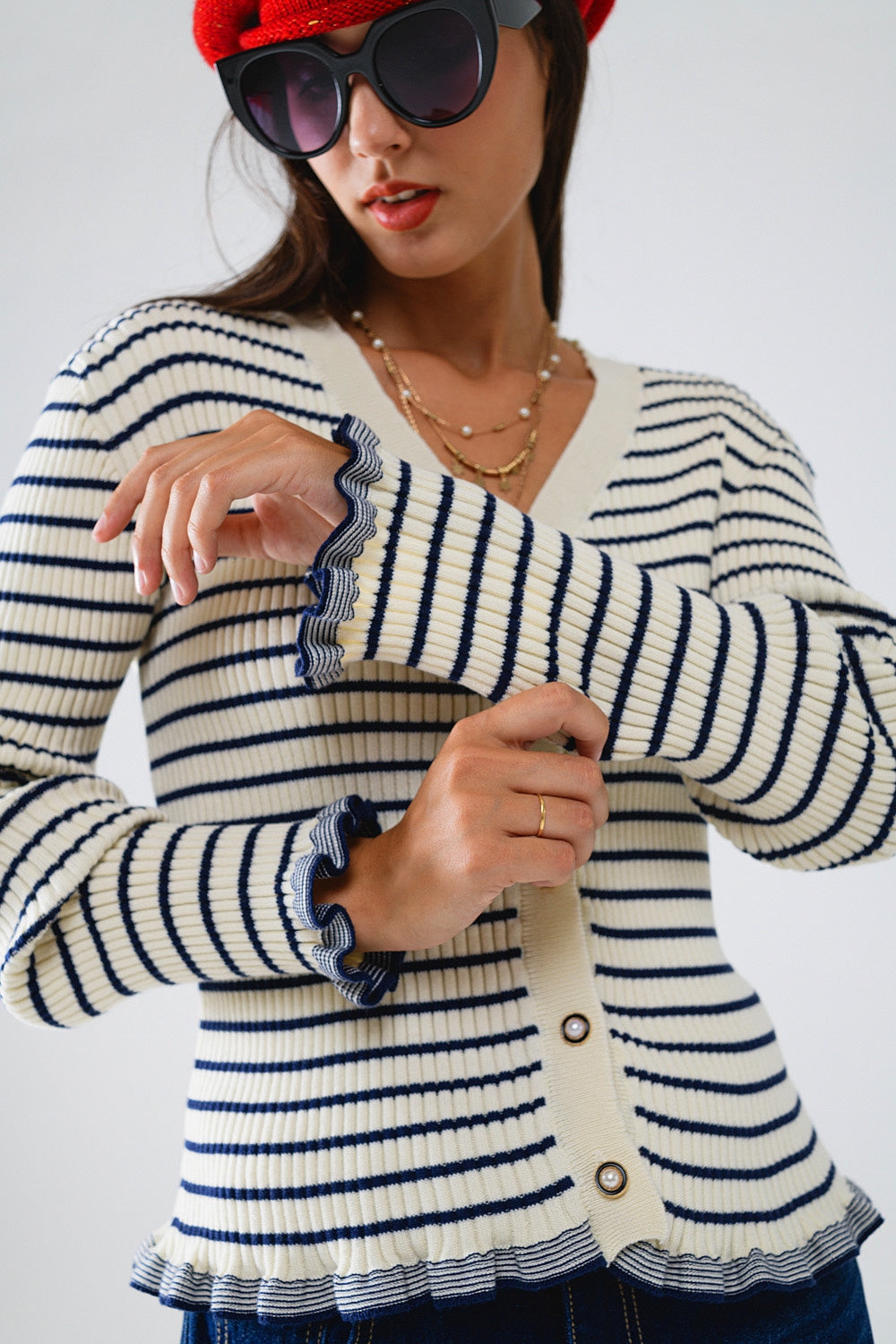 Cardigan rayé en crème avec bordure à volants