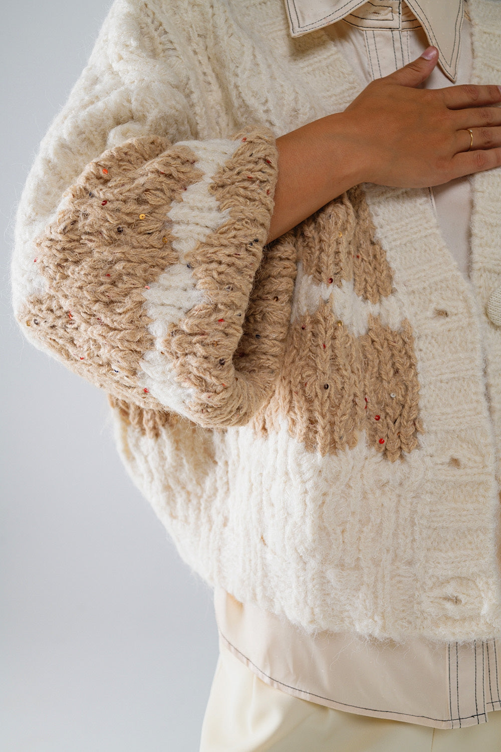 Cardigan rayé en tricot épais avec détails de paillettes en crème