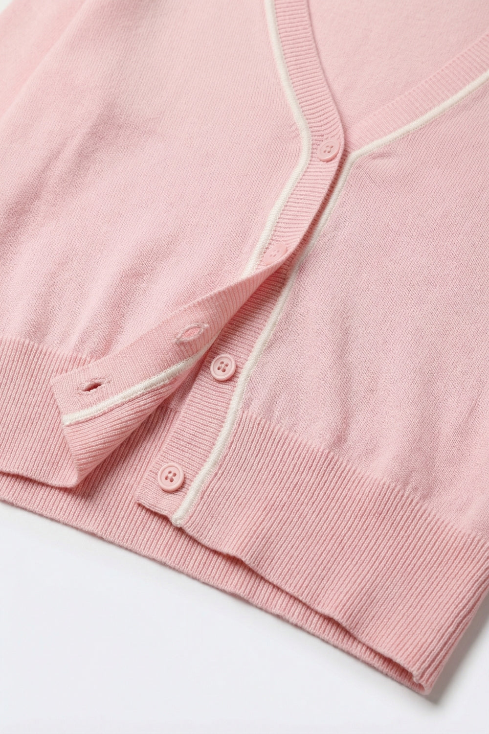 Cardigan rose en maille fine avec bordures contrastées en blanc
