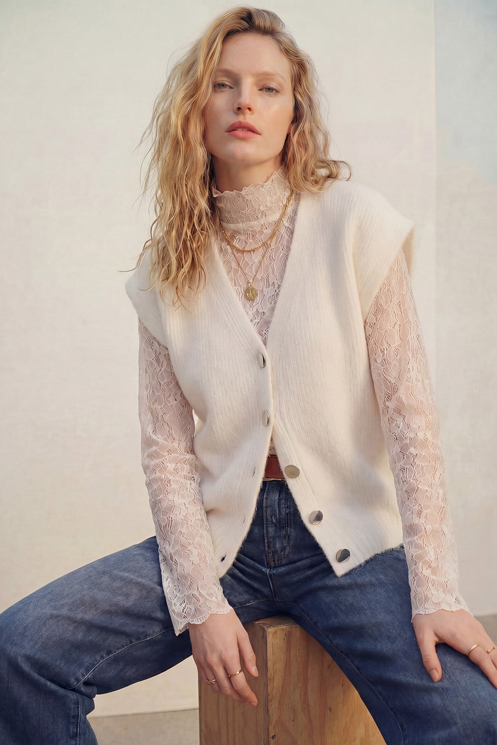 Q2 Cardigan sans manches crème avec empiècement en dentelle et boutons argentés