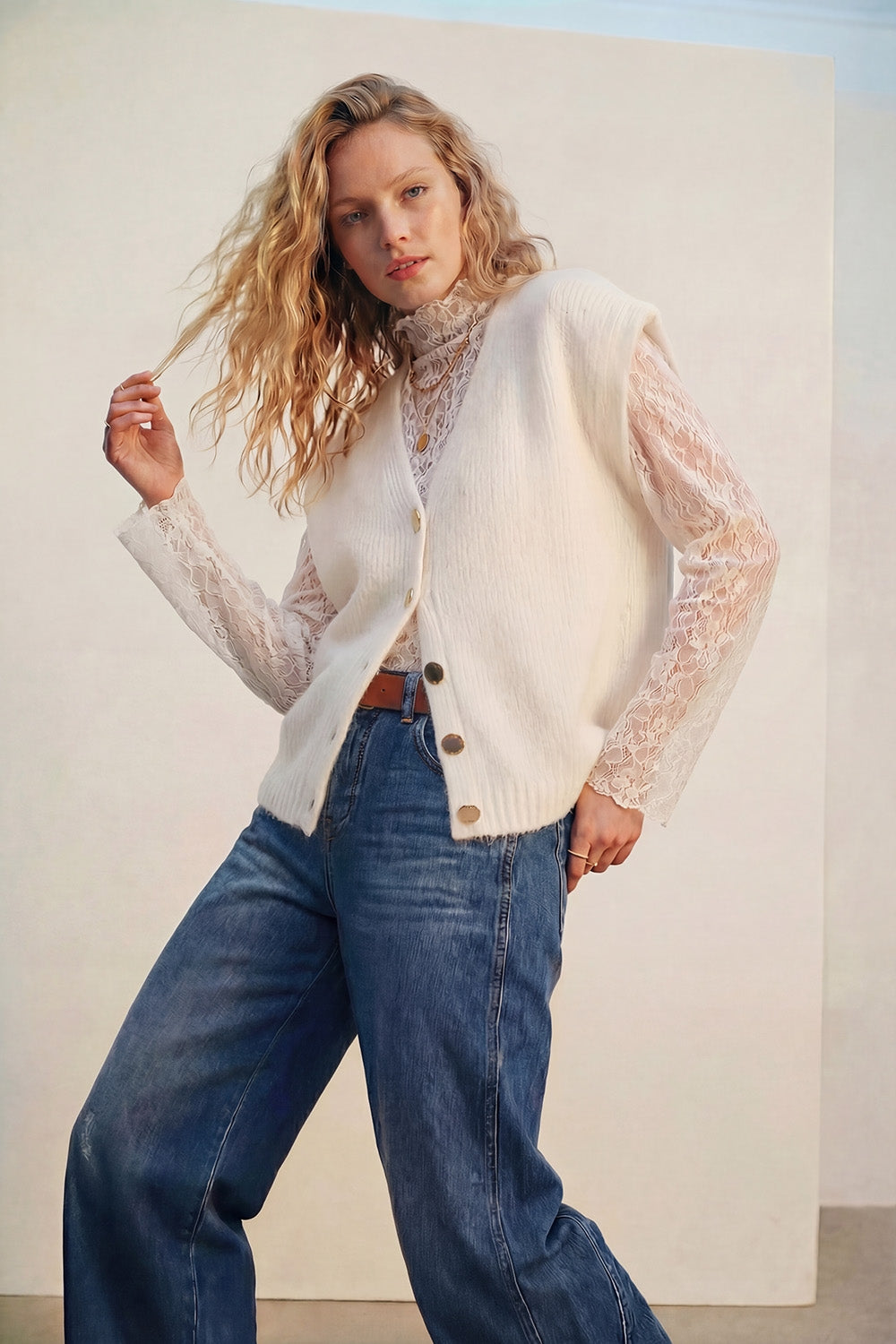 Cardigan sans manches crème avec empiècement en dentelle et boutons argentés