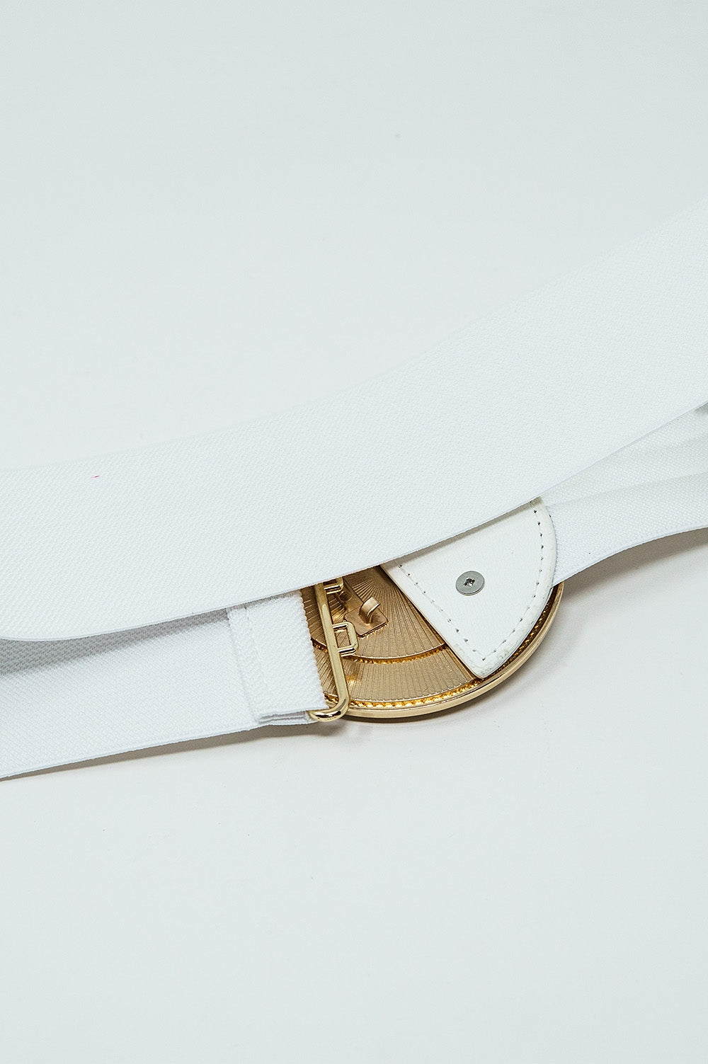 Ceinture blanche avec ornements sur la boucle de ceinture