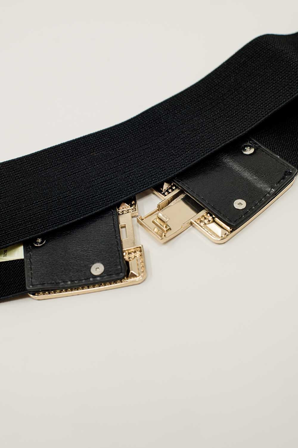 Ceinture élastique noire avec une boucle carrée à double fermeture en strass et en métal.