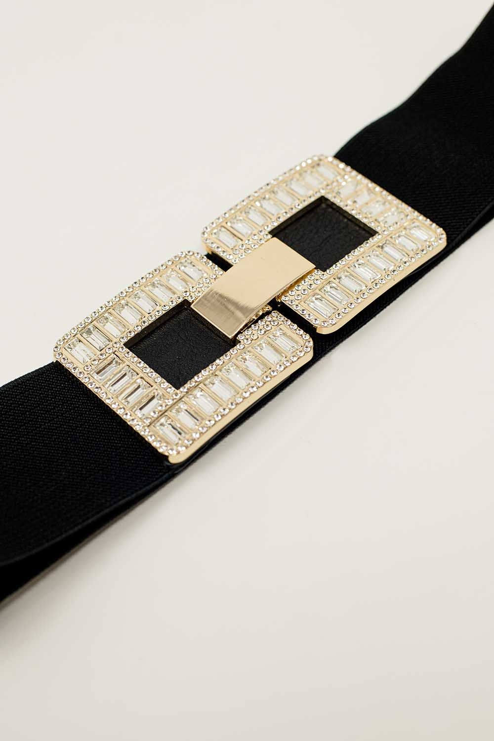 Ceinture élastique noire avec une boucle carrée à double fermeture en strass et en métal.