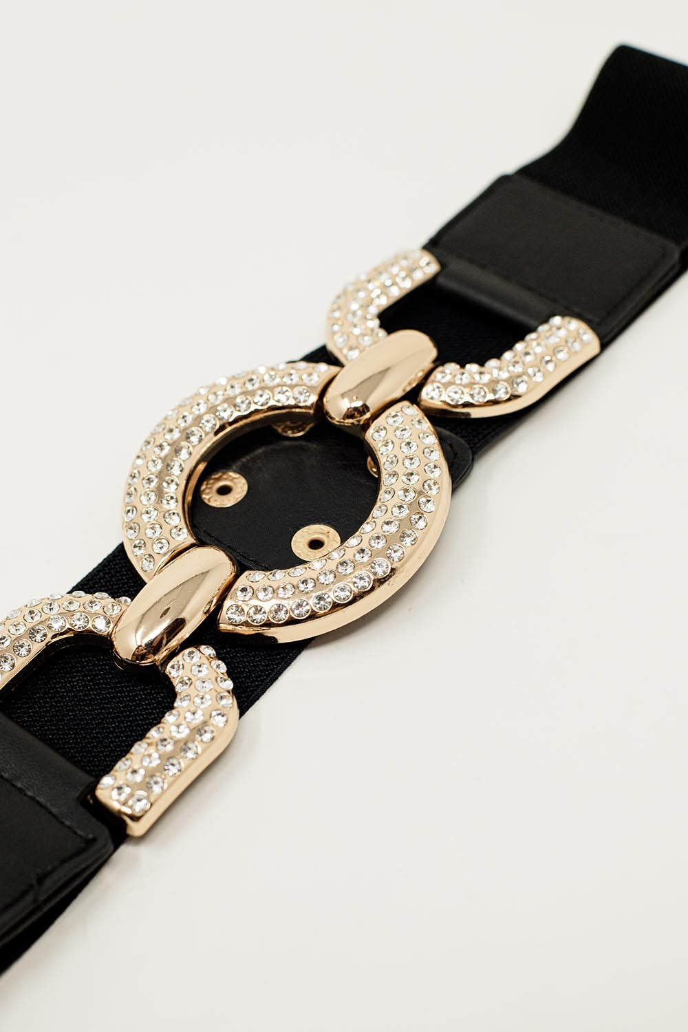 Ceinture élastique noire étroite avec incrustation de strass en cercle.