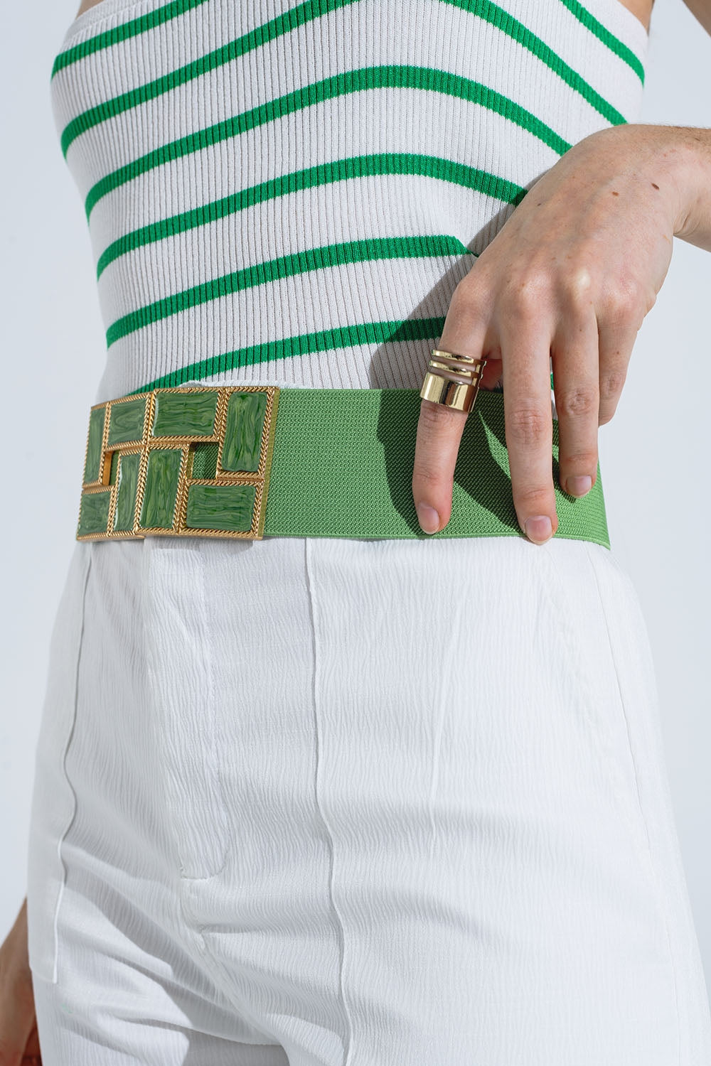 Ceinture élastique verte avec boucles carrées