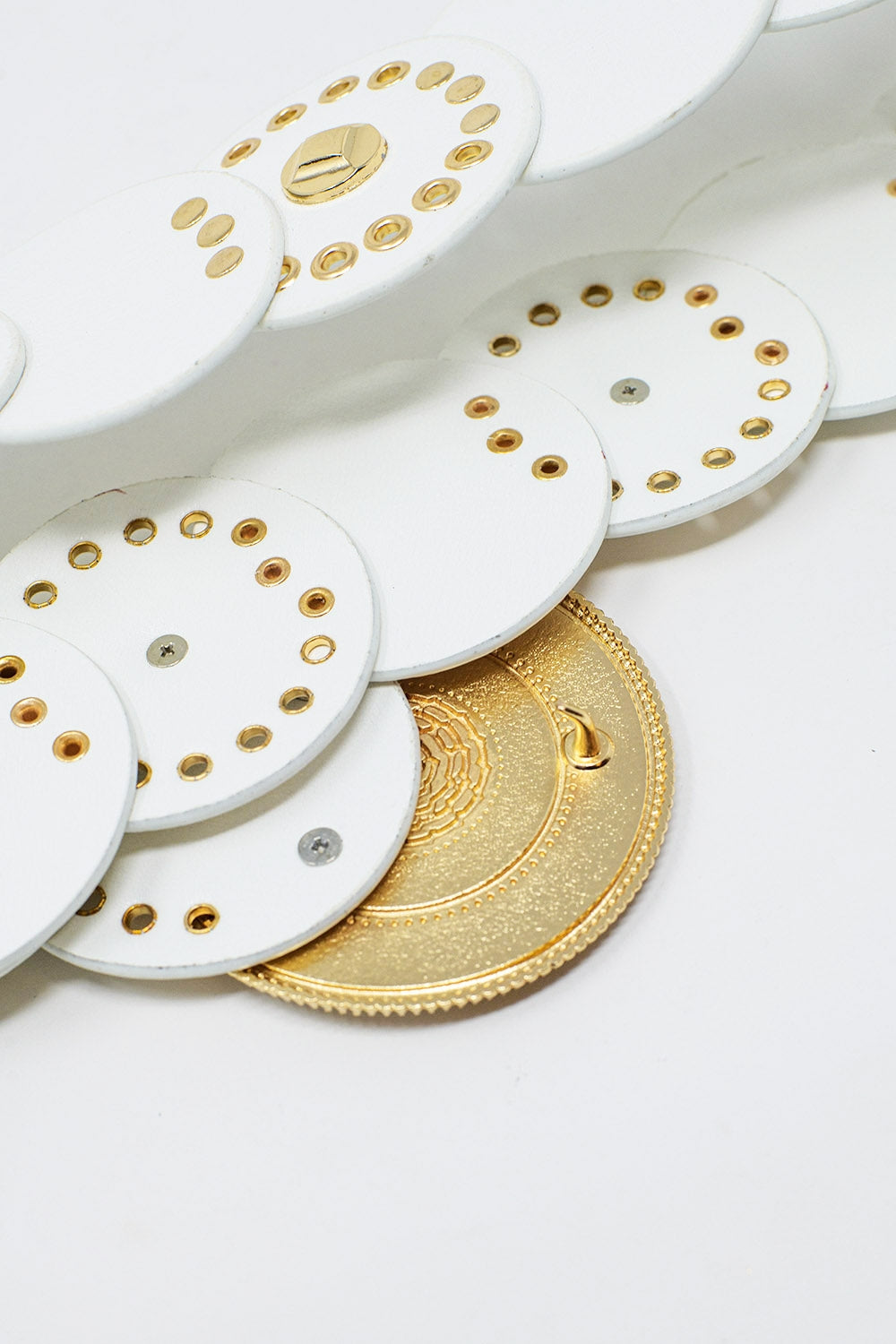 Ceinture en cuir blanc avec boucle ronde en strass blanc et détails dorés