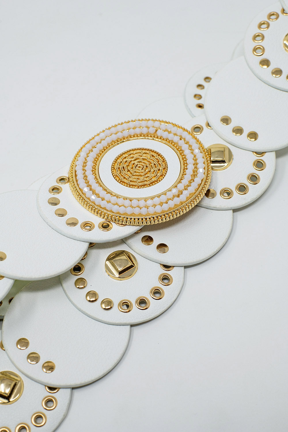 Ceinture en cuir blanc avec boucle ronde en strass blanc et détails dorés