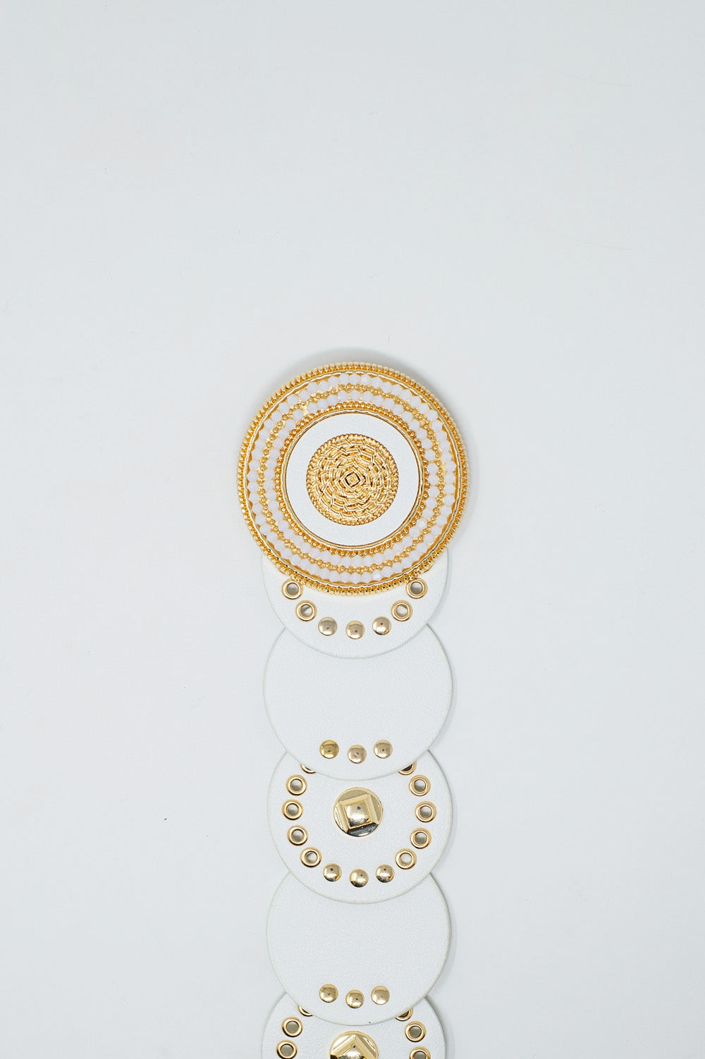 Ceinture en cuir blanc avec boucle ronde en strass blanc et détails dorés