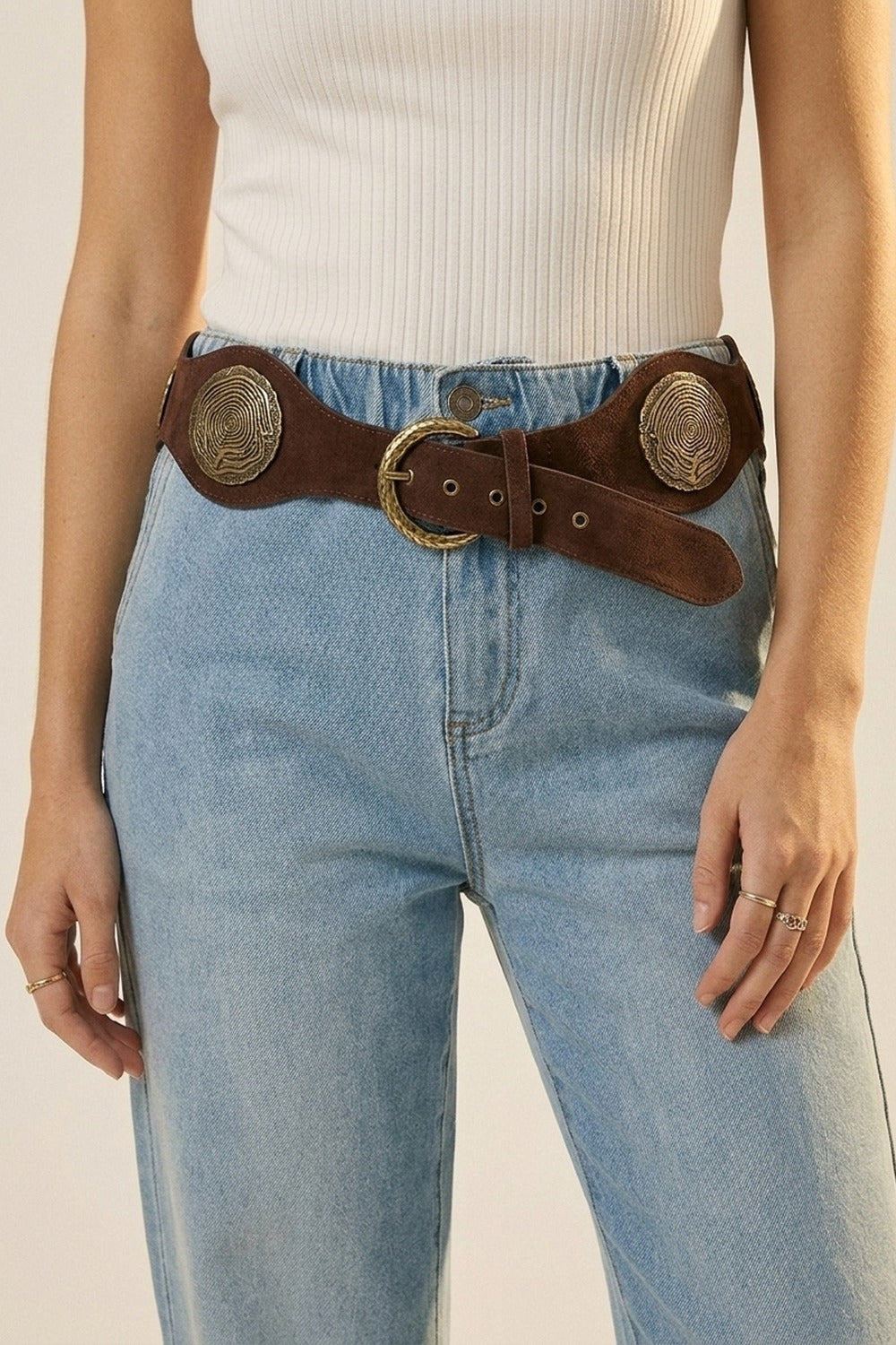 Ceinture large en daim marron avec boucle dorée en spirale