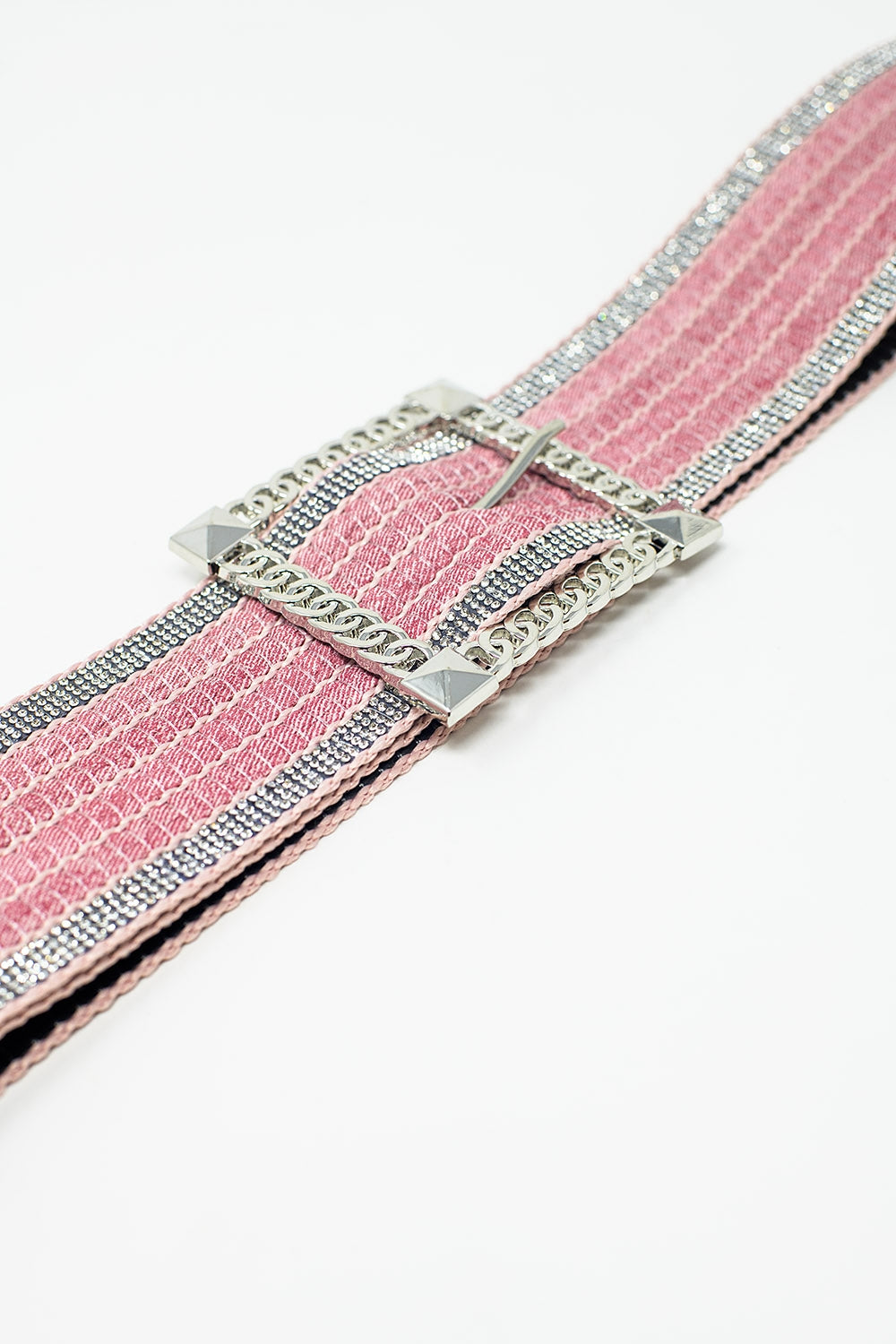 Ceinture large tissée rose avec boucle carrée et ornements argentés