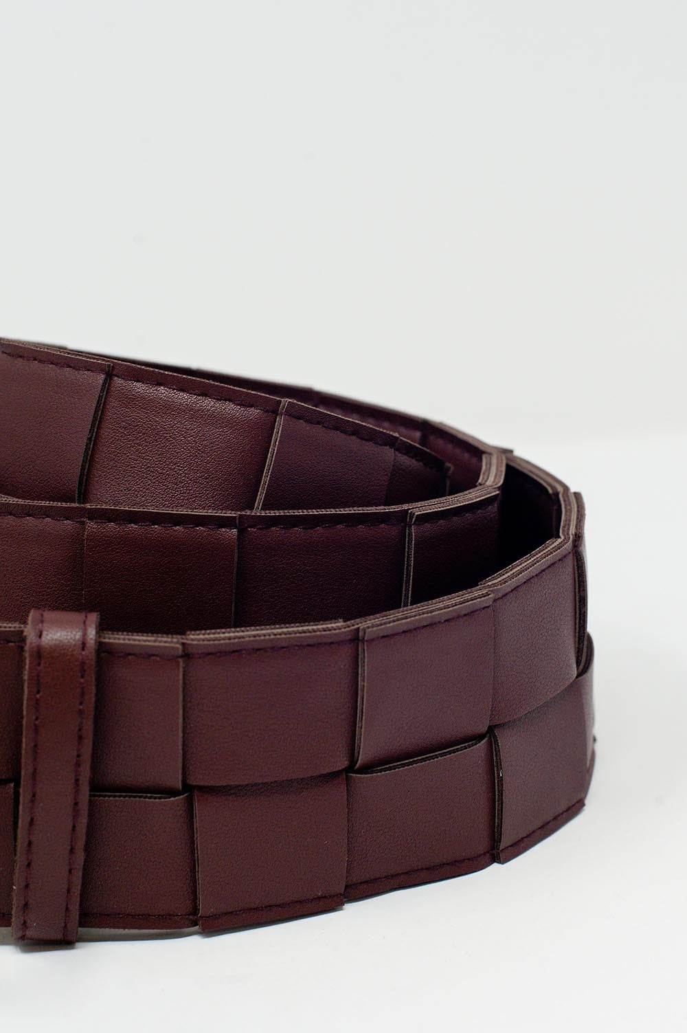 Ceinture tissée avec boucle dorée en bordeaux