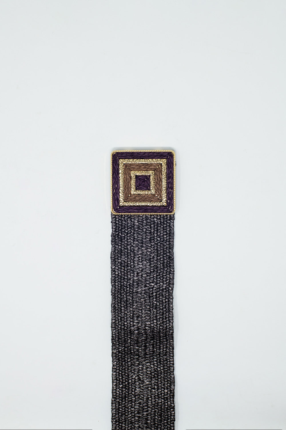 Ceinture tissée marron avec boucle carrée et détails dorés