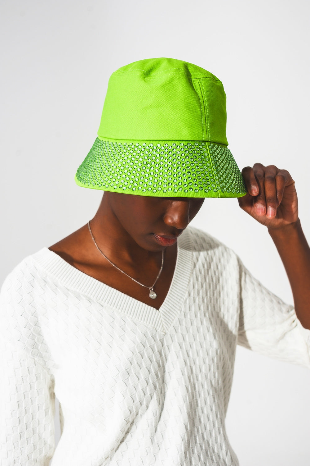 Q2 Chapeau Baquet avec Détails en Strass en Vert