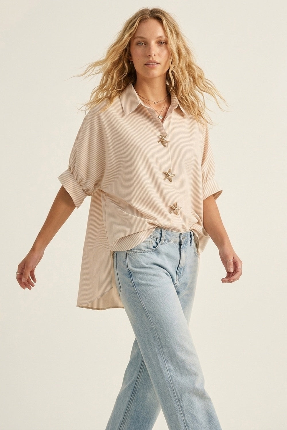 Chemise à coupe ample avec bouton étoile rayée en beige