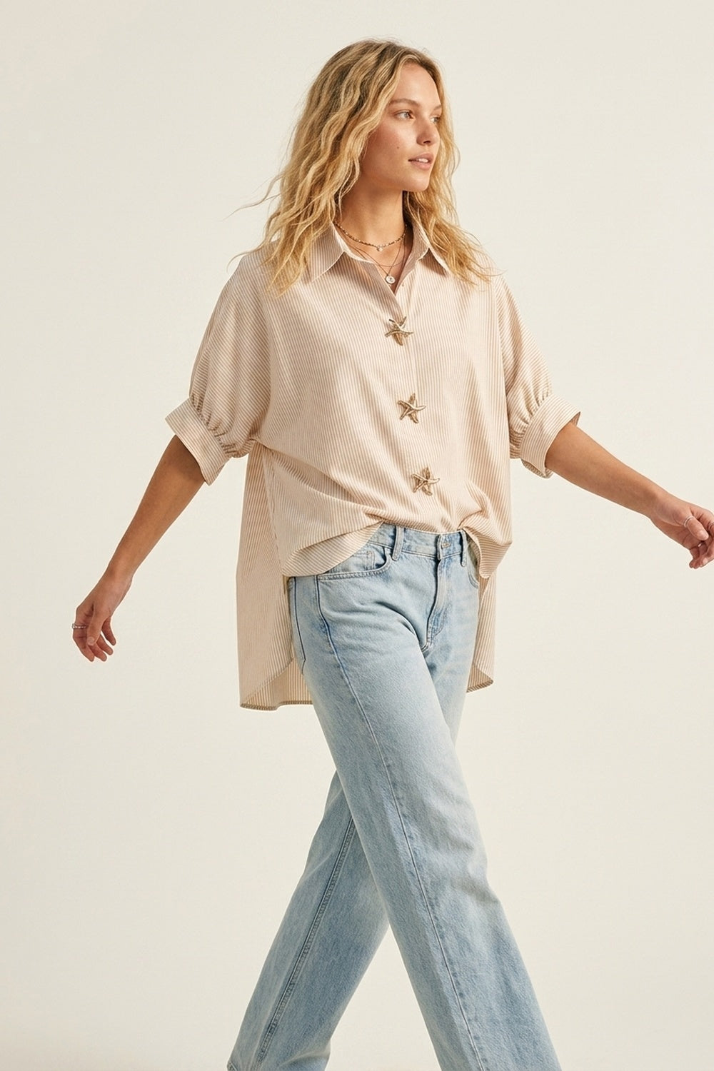 Q2 Chemise à coupe ample avec bouton étoile rayée en beige