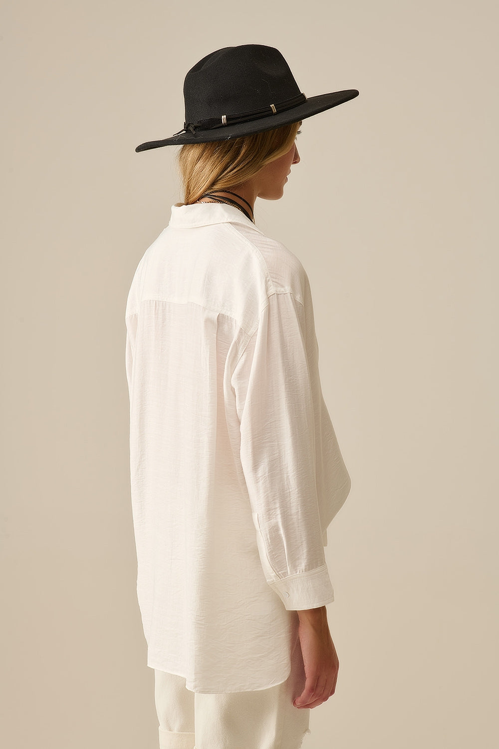 Chemise à coupe décontractée manches longues en blanc