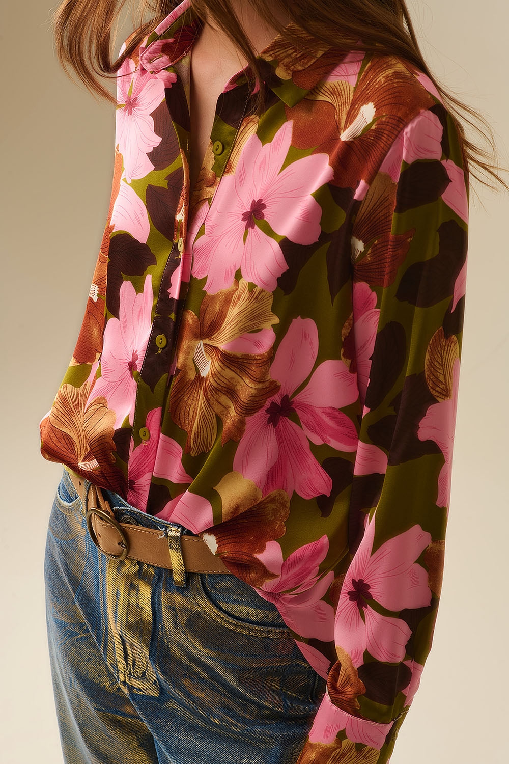 Chemise à fleurs tropicales en satin vert olive