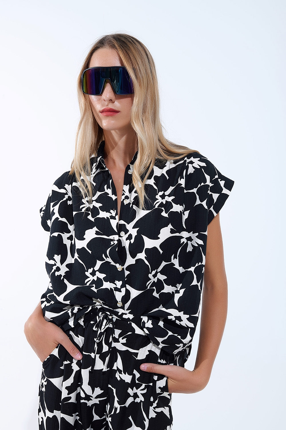 Chemise à manches courtes à imprimé floral noir et blanc