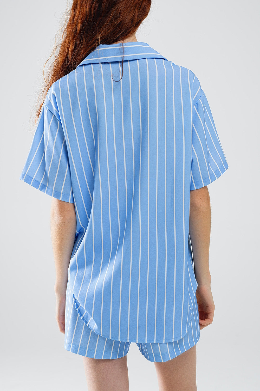Chemise à manches courtes rayée bleue