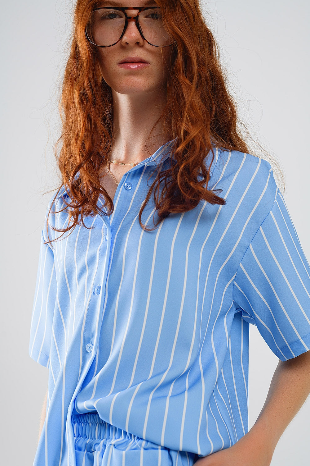 Chemise à manches courtes rayée bleue