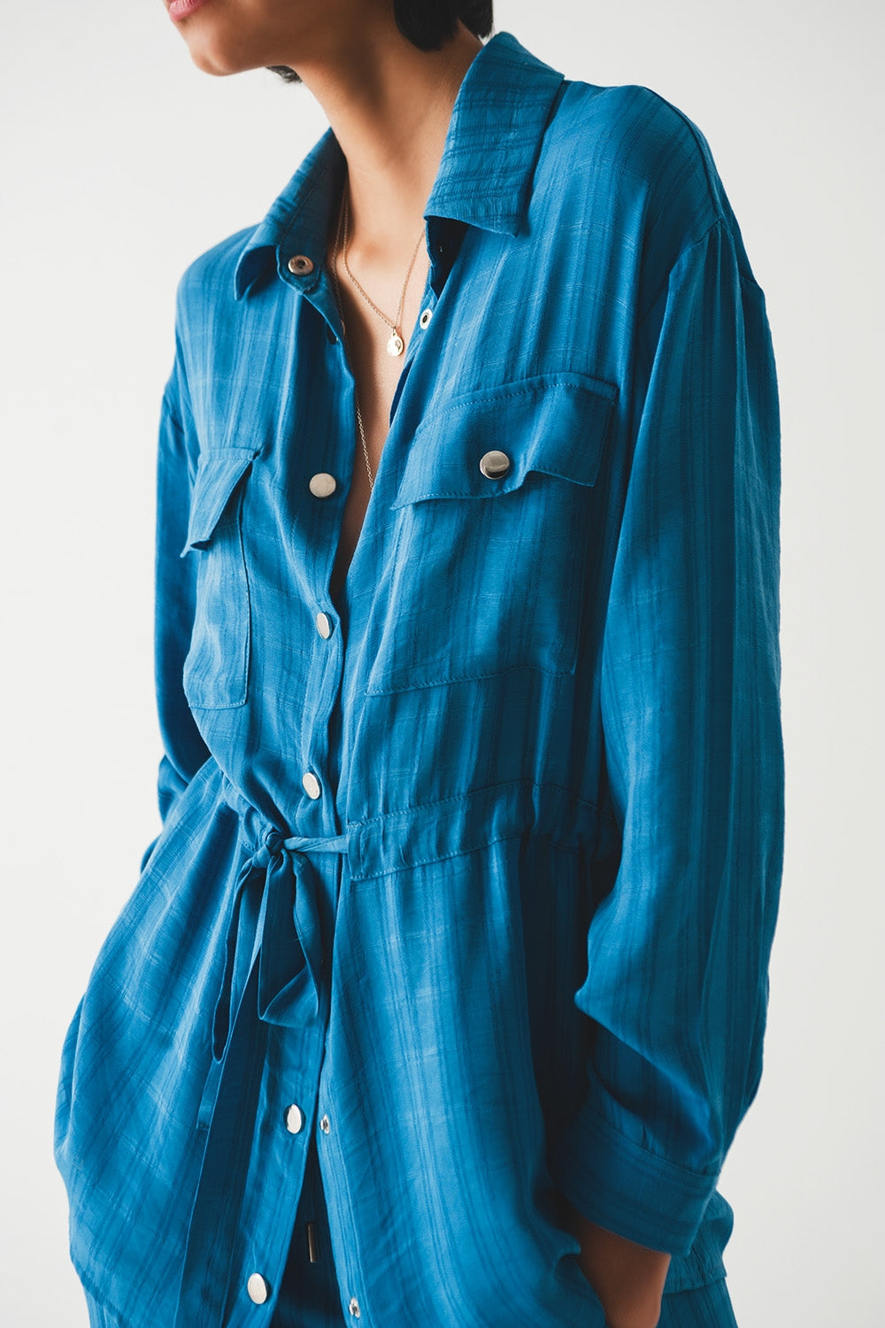 Chemise à manches longues taille nouée en bleu