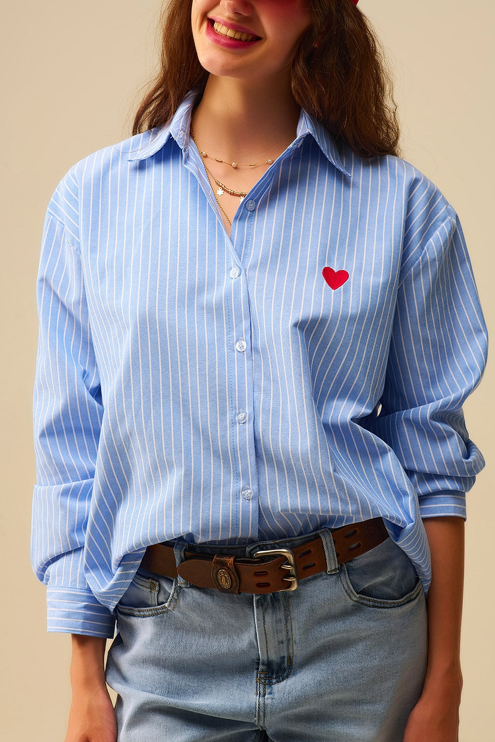 Chemise à rayures bleues avec broderie en forme de cœur rouge