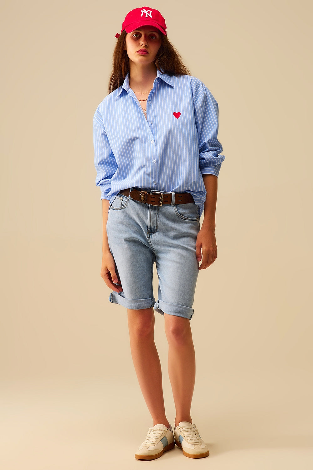 Chemise à rayures bleues avec broderie en forme de cœur rouge