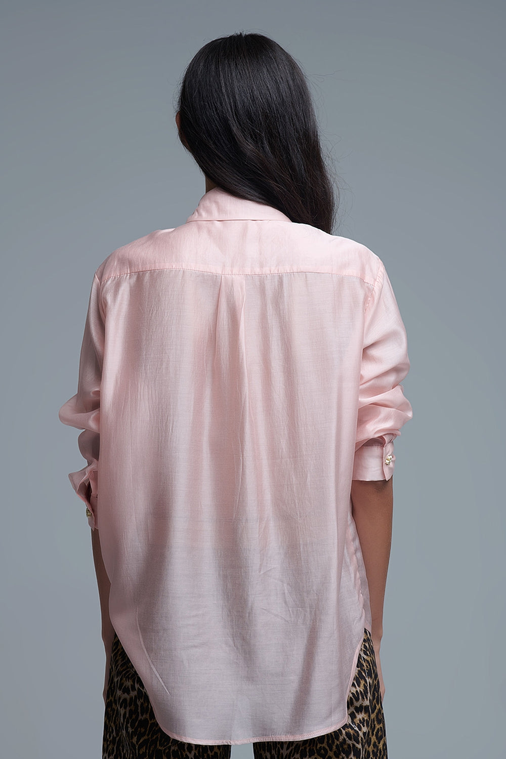 Chemise ample en soie avec médaillon de boutons en rose
