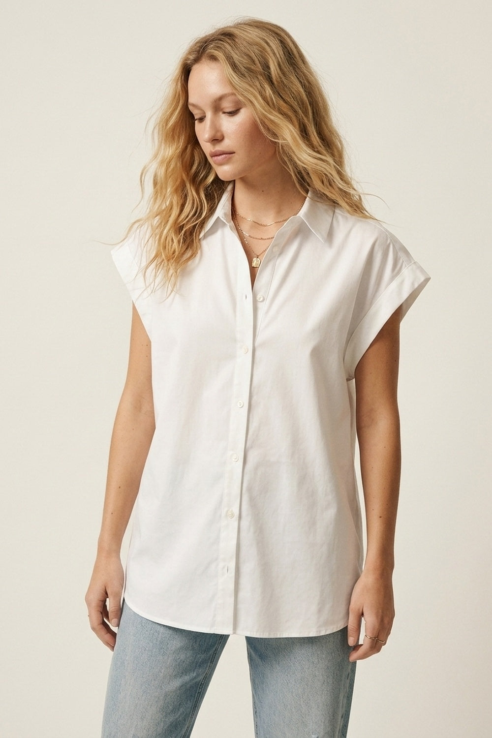 Chemise blanche à manches larges avec boutonnage sur le devant coupe oversize