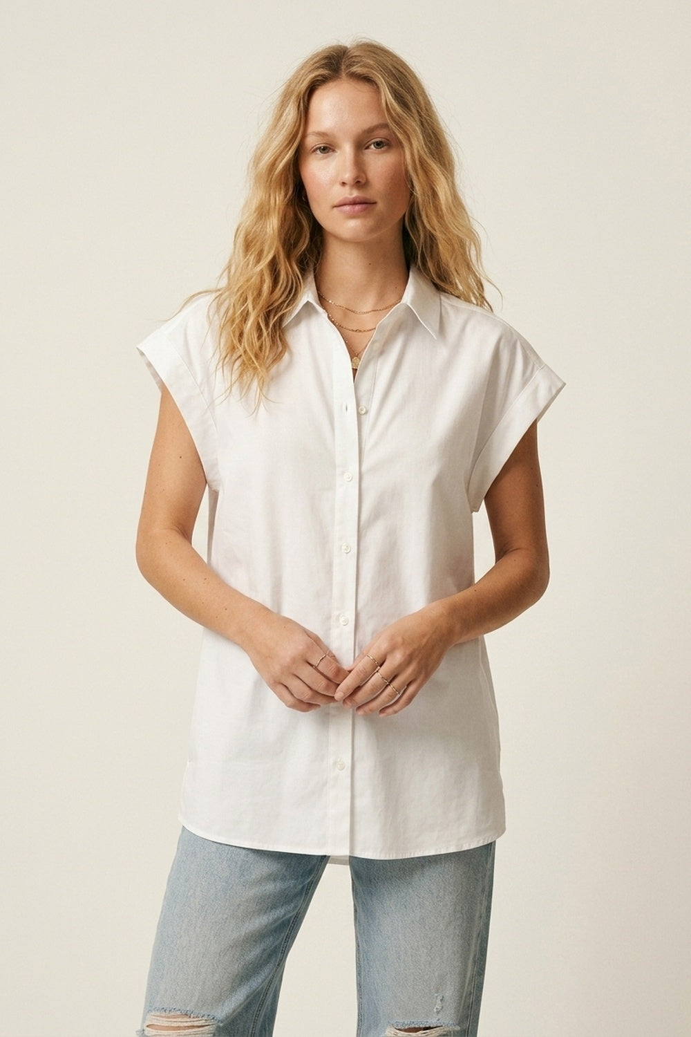 Chemise blanche à manches larges avec boutonnage sur le devant coupe oversize